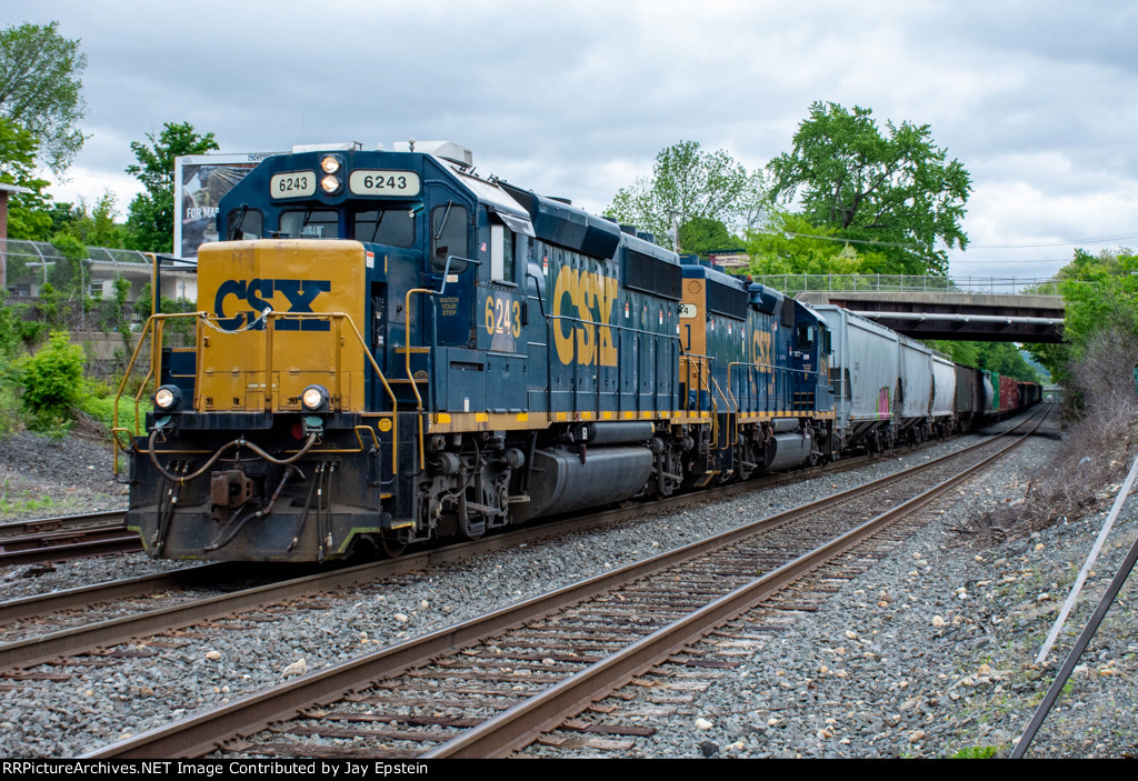 CSX 6243 leads L012 out of the siding at Palmer 